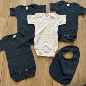 100% cotton onesies, navy blue and white onesies with a matching bib. Brand new.